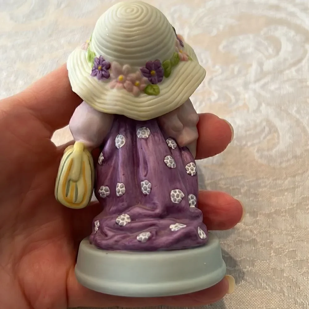 Vintage Avon 1983 “Cherished moments last forever” porcelain figurine EVC
